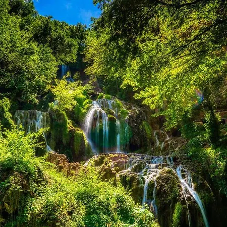 крушун - единствена на метри от водопадите, Krushun - The Only Just Meters From The Waterfalls Konukevi