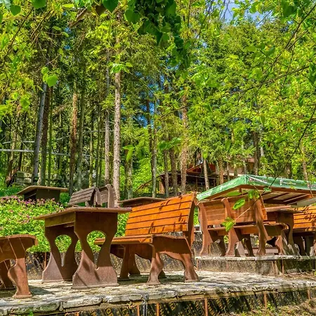 Konukevi крушун - единствена на метри от водопадите, Krushun - The Only Just Meters From The Waterfalls Krushuna