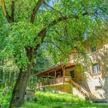 крушун - единствена на метри от водопадите, Krushun - The Only Just Meters From The Waterfalls Konukevi Krushuna